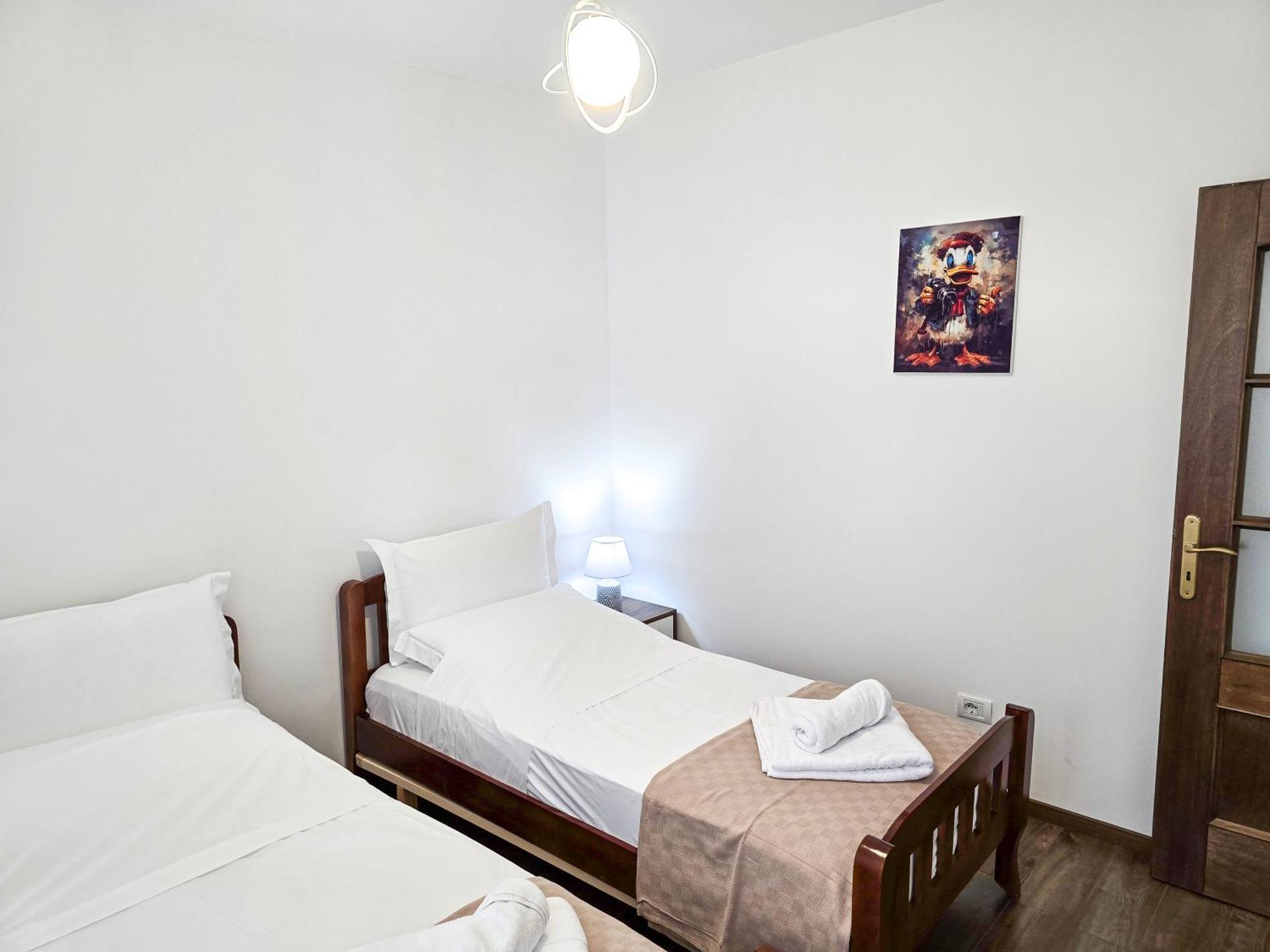 Lake Park 2Br Apartment 티라나 외부 사진